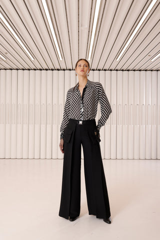 Metal Aksesuar Detaylı Dökümlü Pantolon