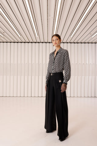 Metal Aksesuar Detaylı Dökümlü Pantolon