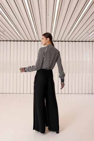 Metal Aksesuar Detaylı Dökümlü Pantolon