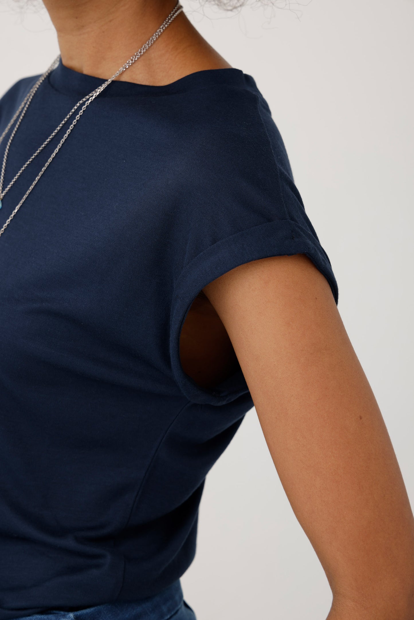 Arzu Kaprol - Biz SS22 Yuvarlak Yaka Lacivert Basic T-Shirt