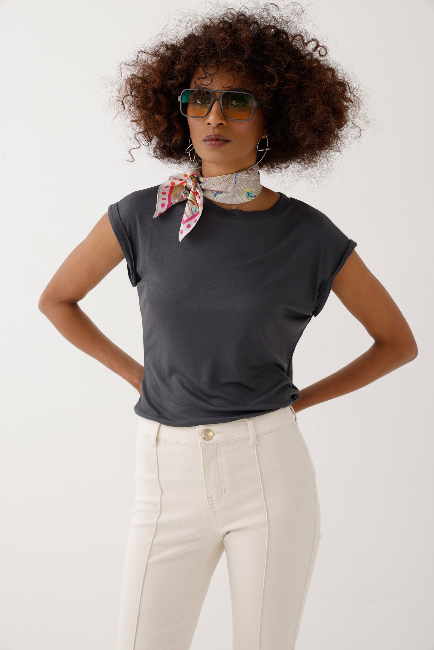 Arzu Kaprol - Biz SS22 Yuvarlak Yaka Antrasit Basic T-Shirt