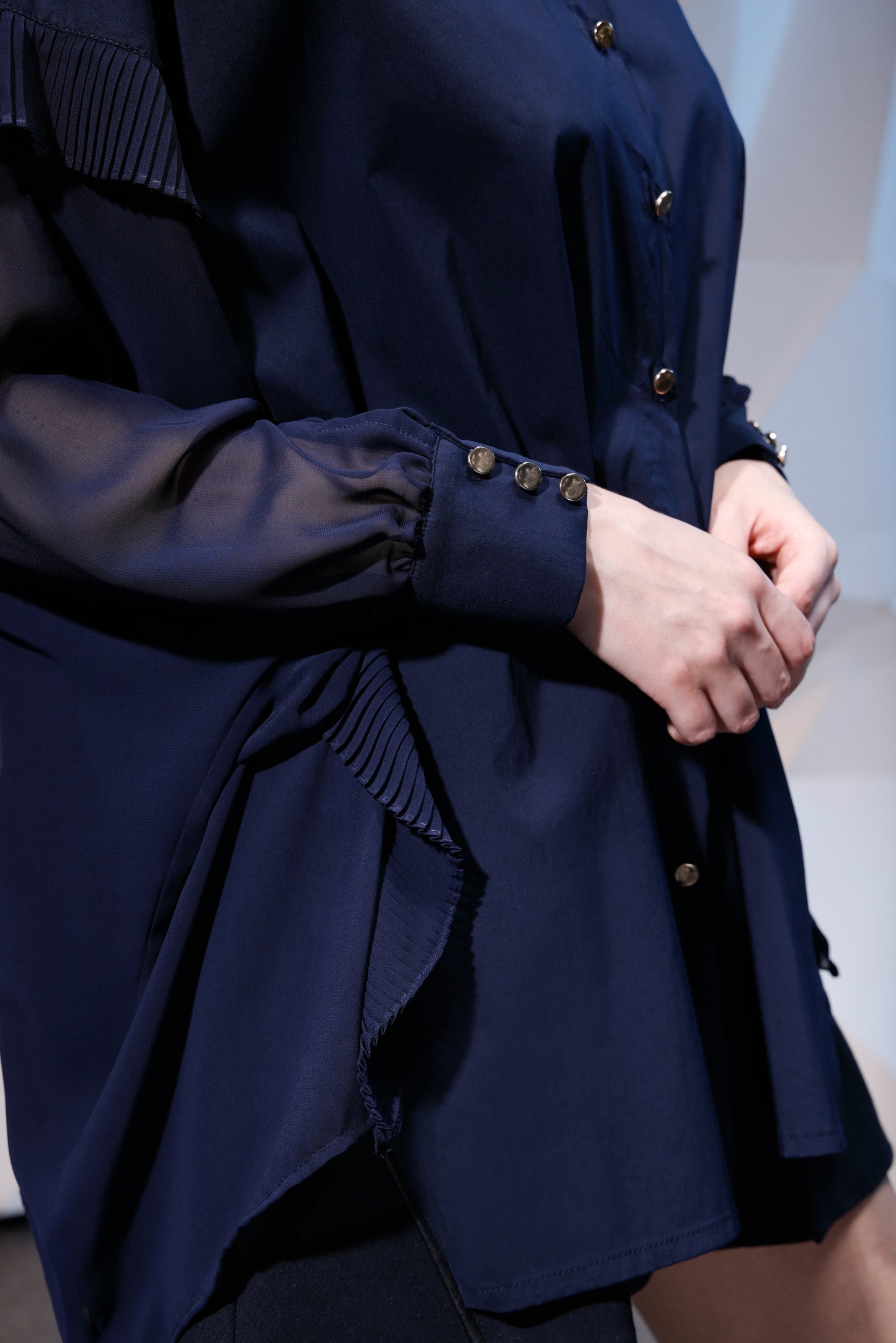 Arzu Kaprol AW 22-23 Homage to Humanity Lacivert Pamuklu Gömlek