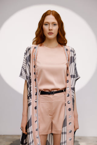 Kıyafette Pudra Pembe ile Uyumlu Renkler: Şıklığın Yumuşak Hali